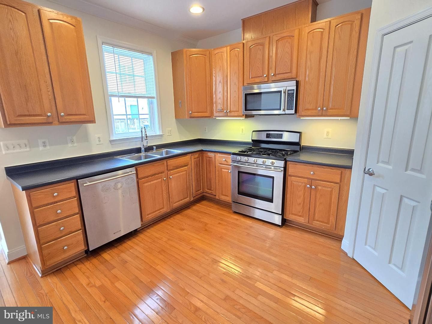 876 Ryan Street photo 4