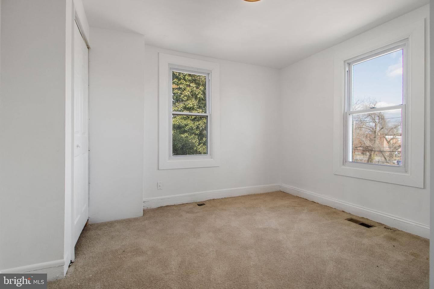5327 Hamlin Ave photo 10