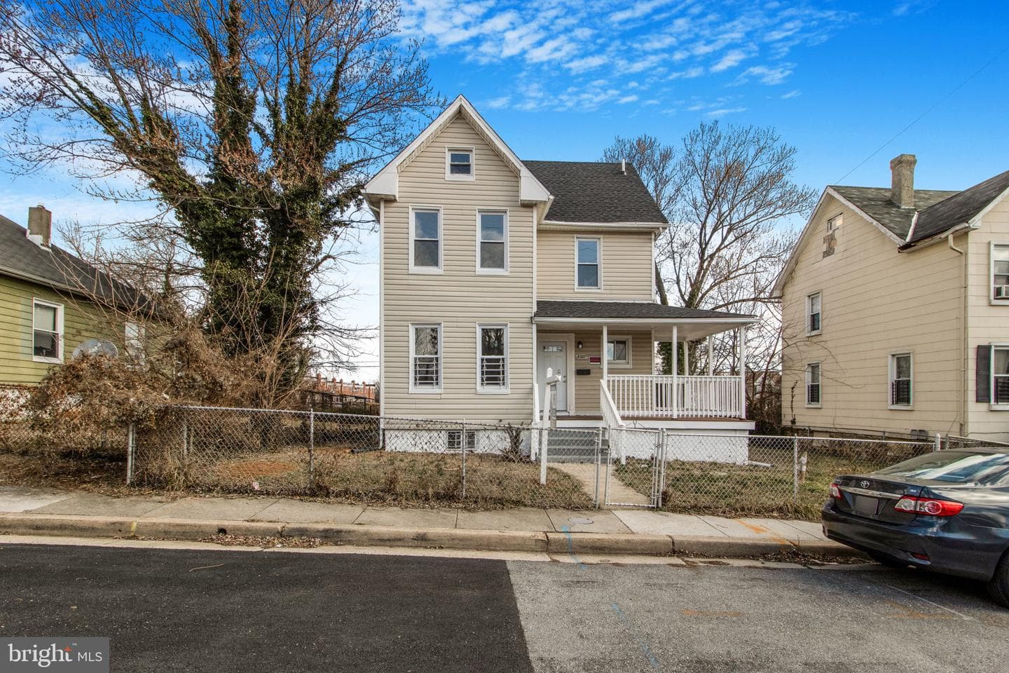 5327 Hamlin Ave photo 3