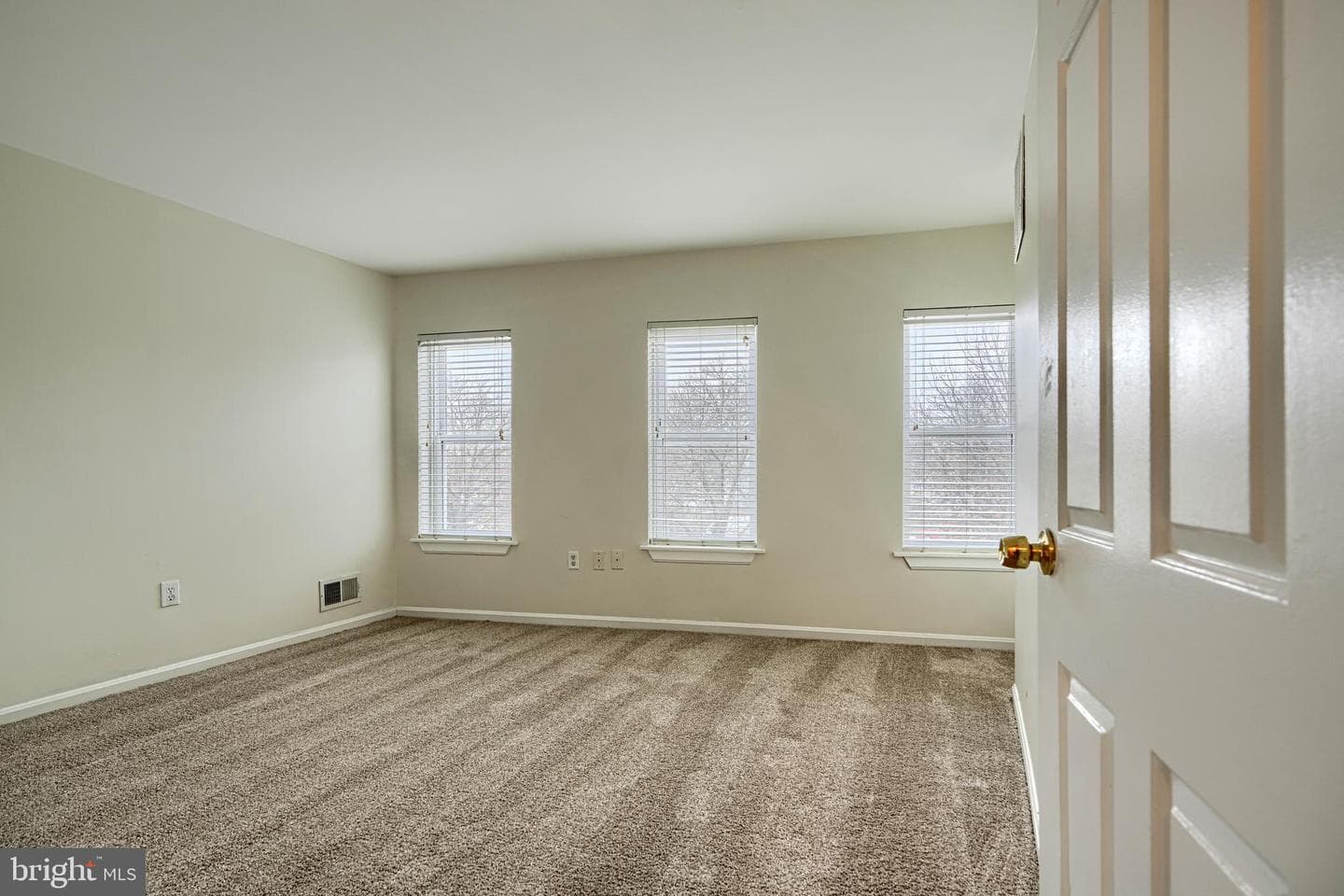 327 S Fremont Avenue photo 34