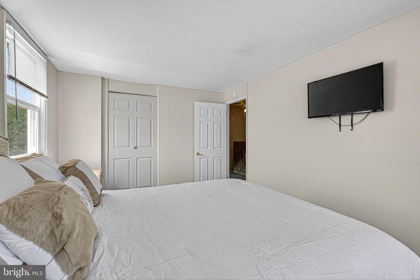 5267 Cedonia Avenue photo 12
