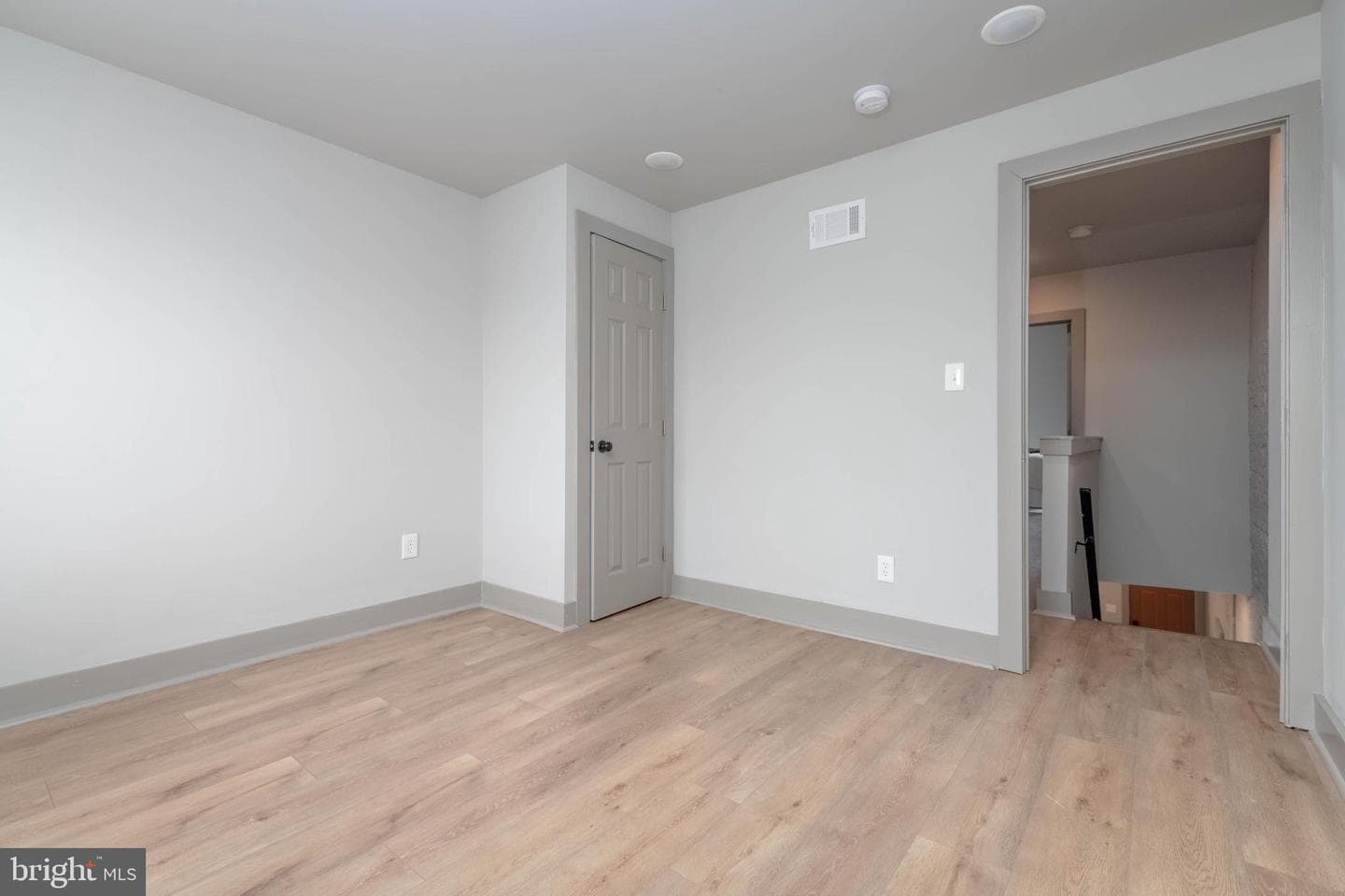437 N Glover Street photo 16