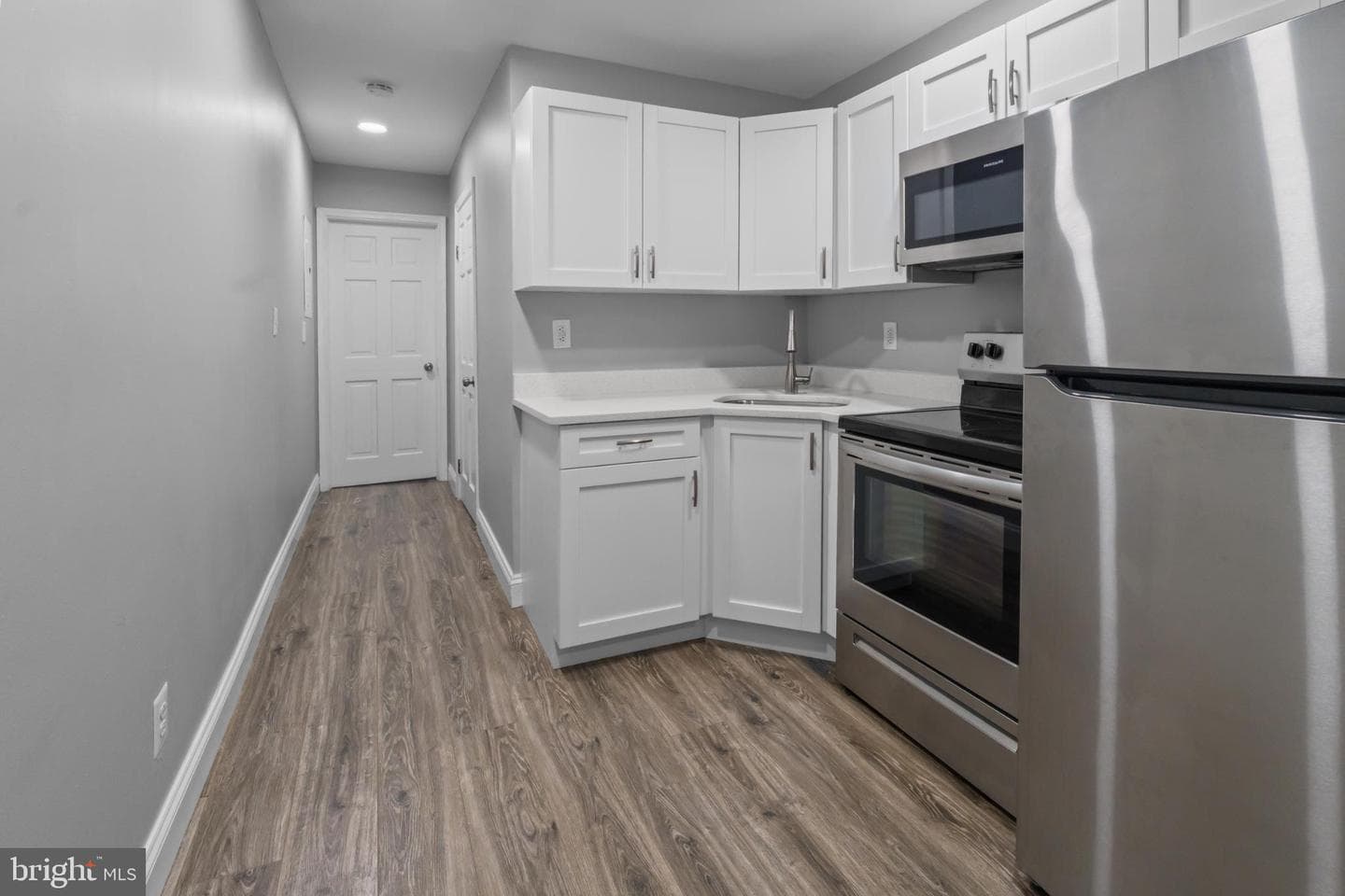 823 Newington Avenue photo 16