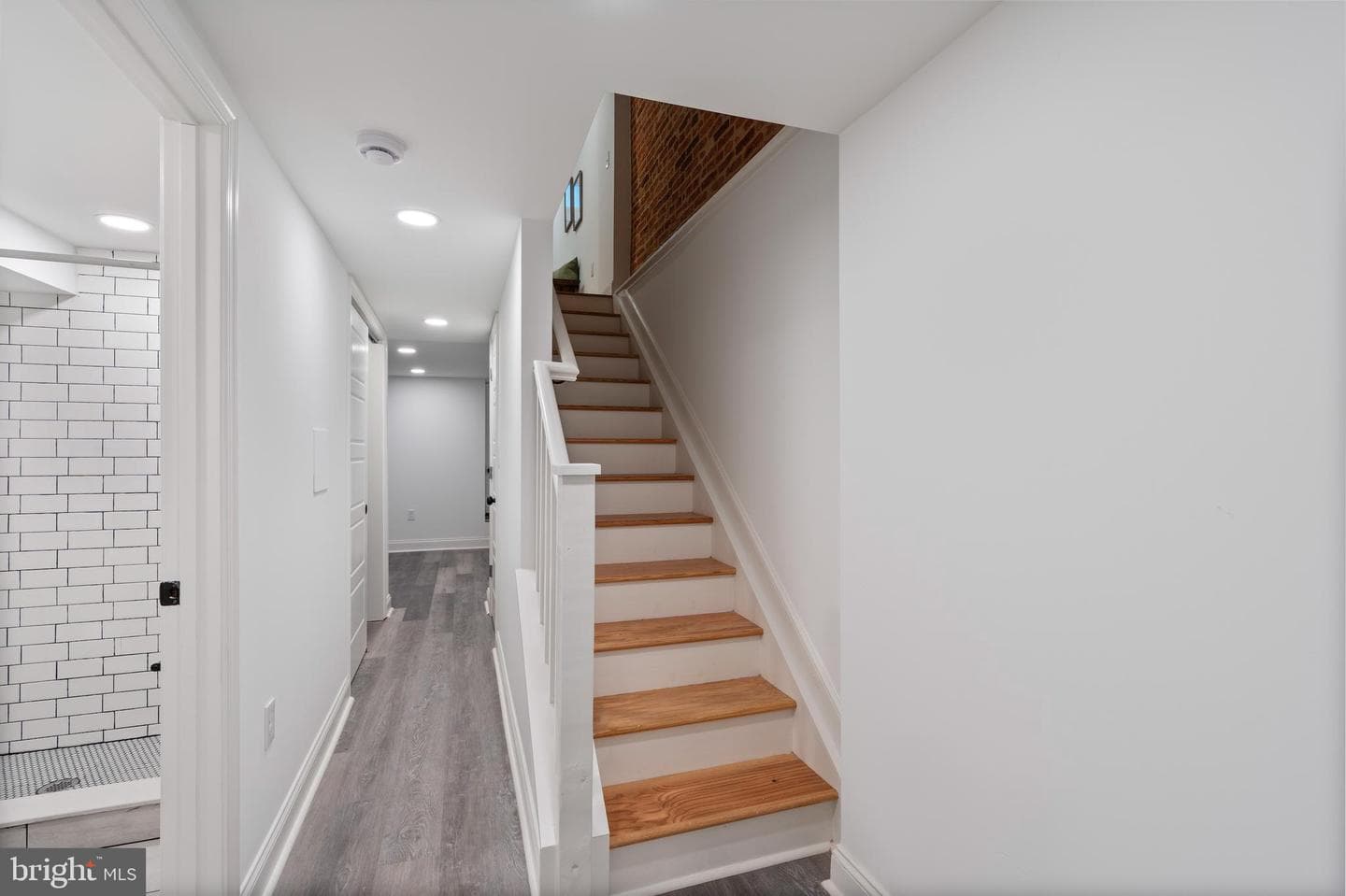 1352 Andre Street photo 25