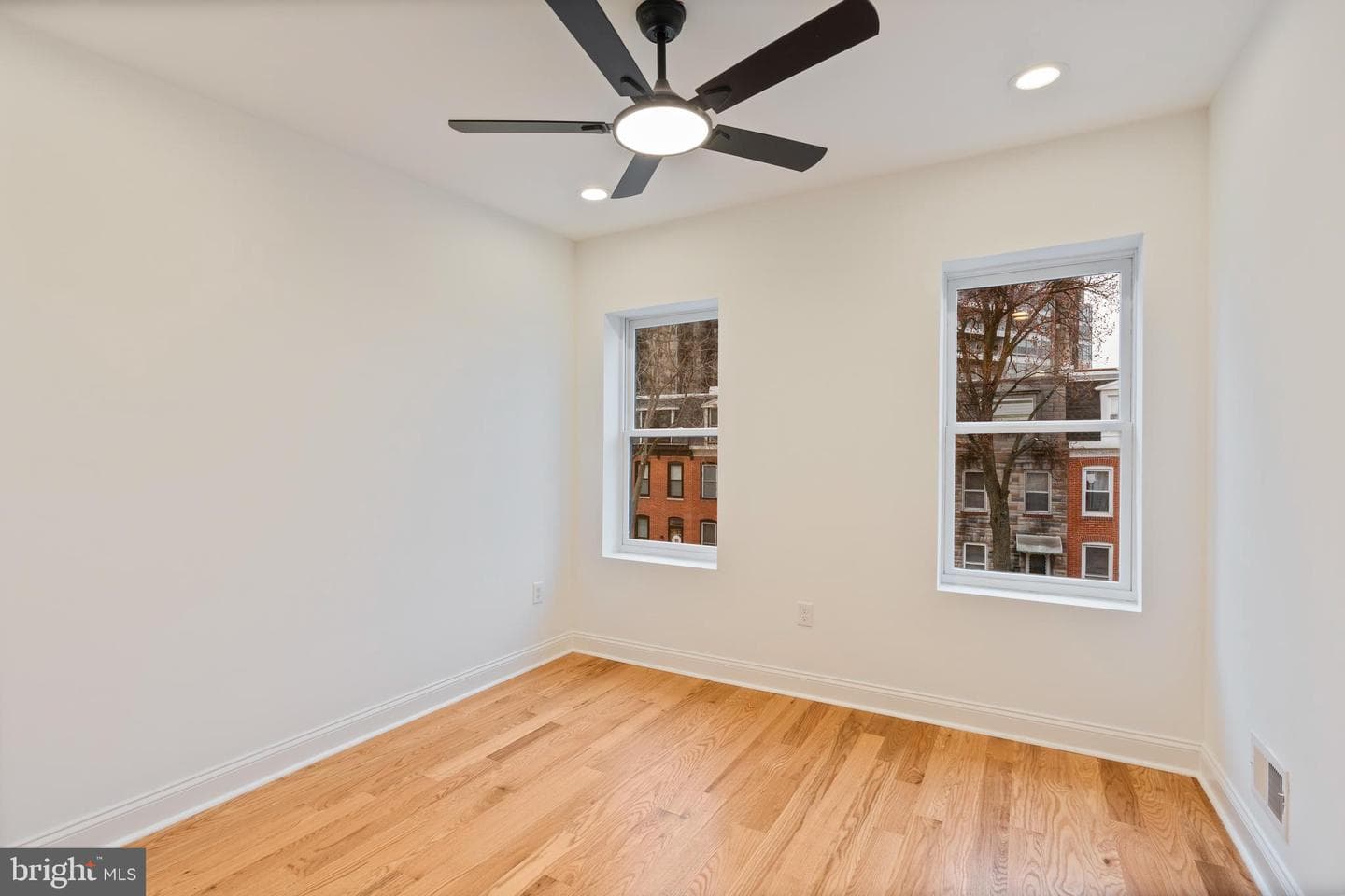 1352 Andre Street photo 27