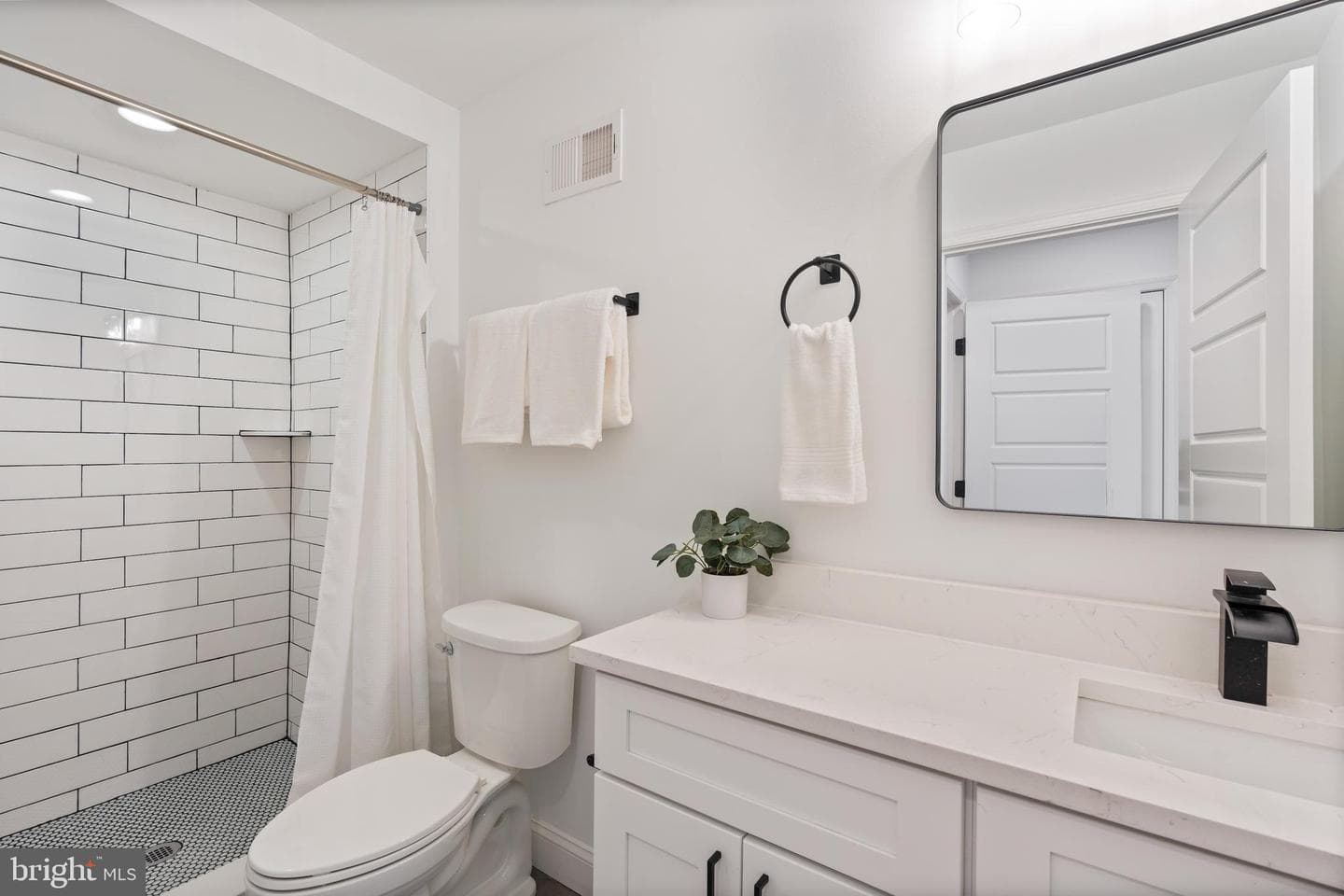 1352 Andre Street photo 32
