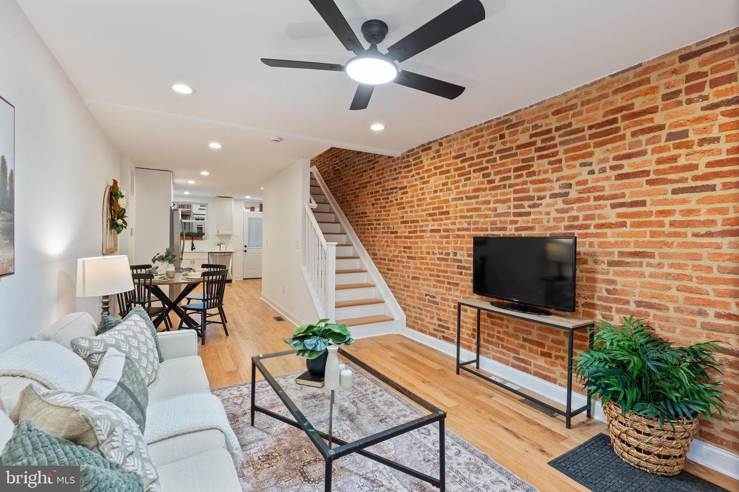1352 Andre Street photo 5
