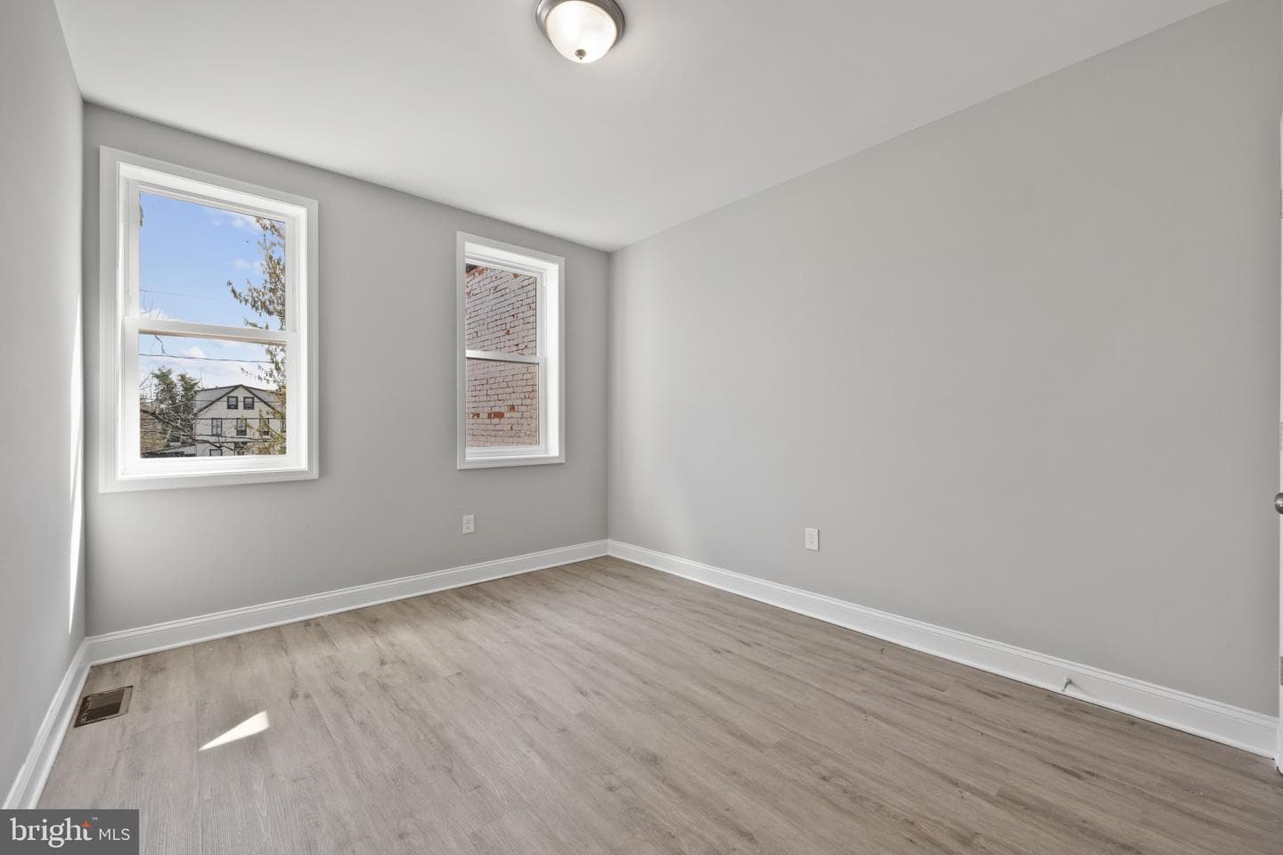 665 Dumbarton Avenue photo 21