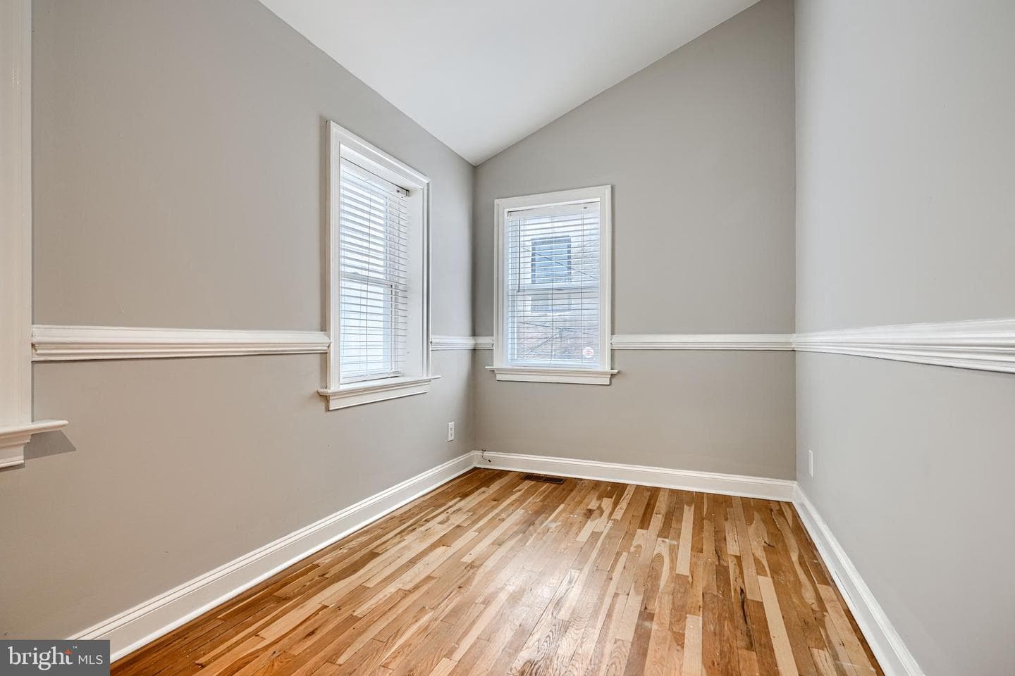 736 Light Street photo 25