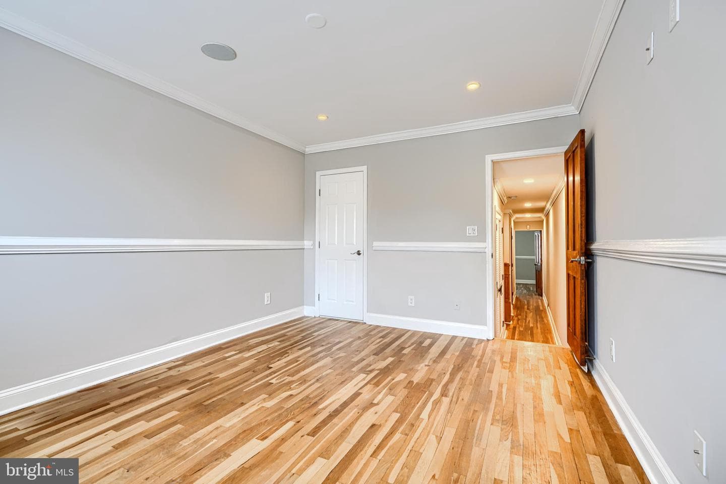 736 Light Street photo 28