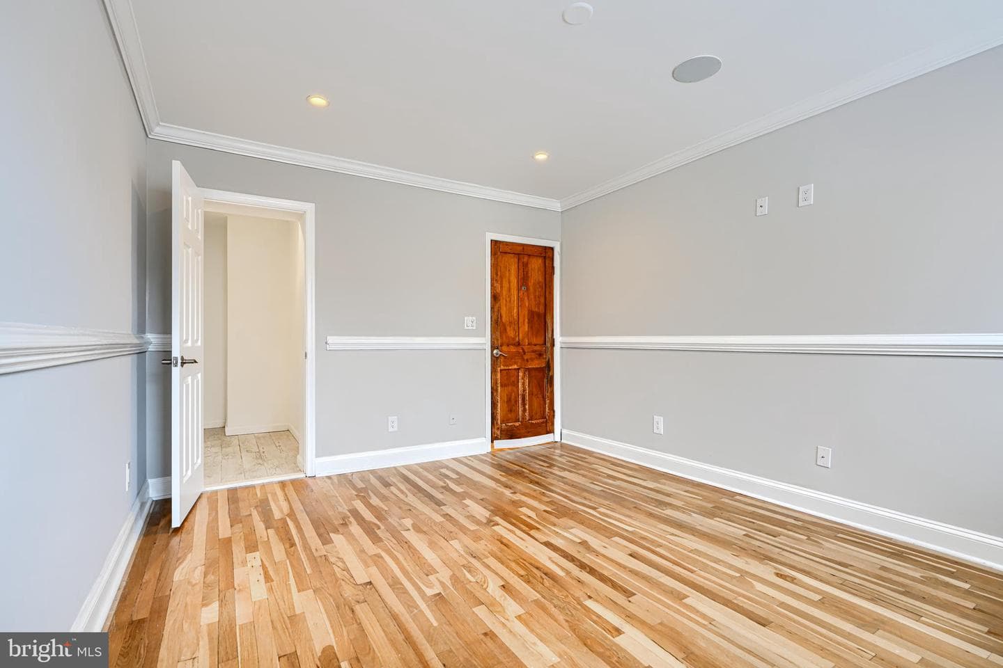 736 Light Street photo 29