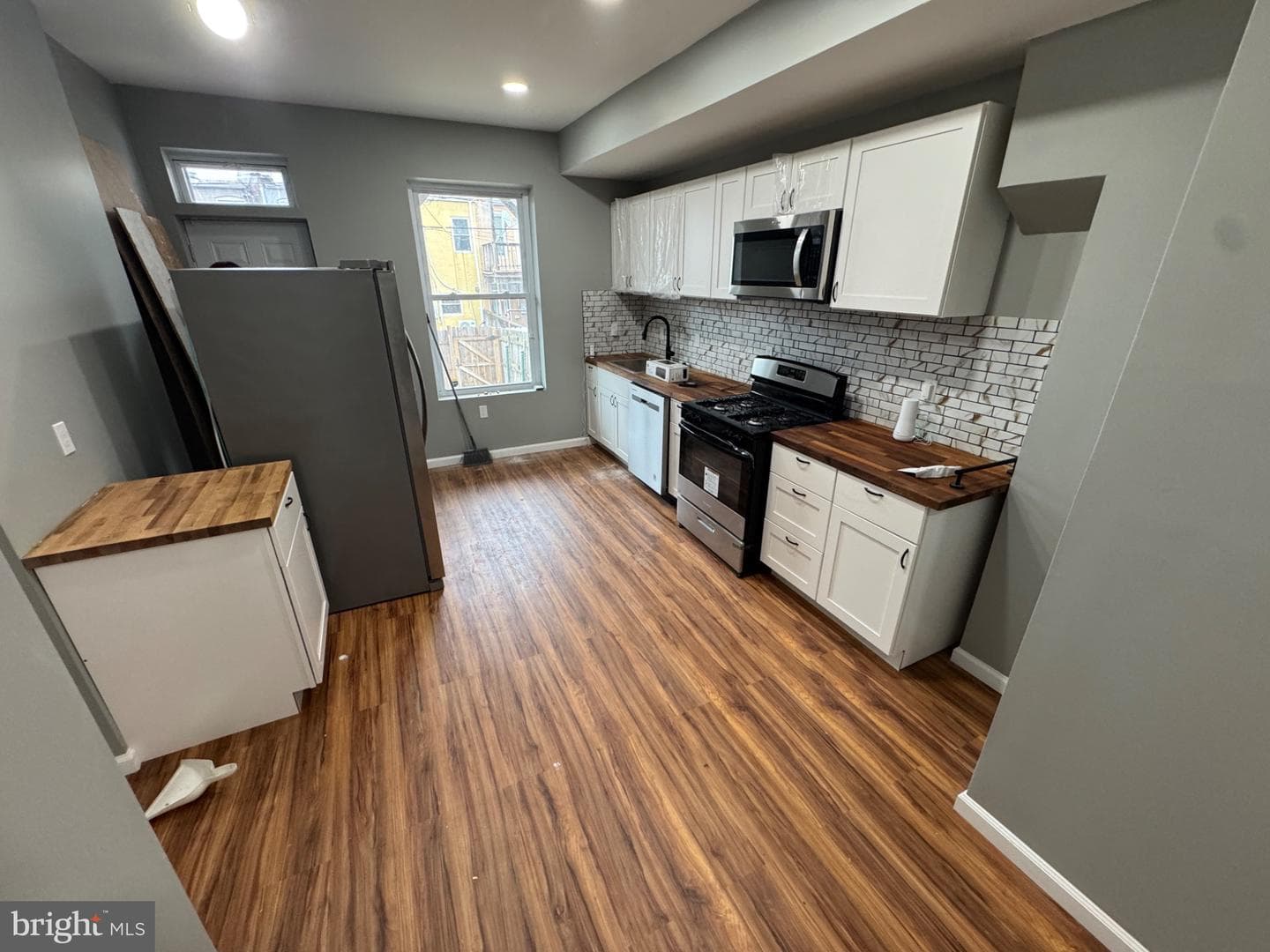 713 N Montford Avenue photo 4