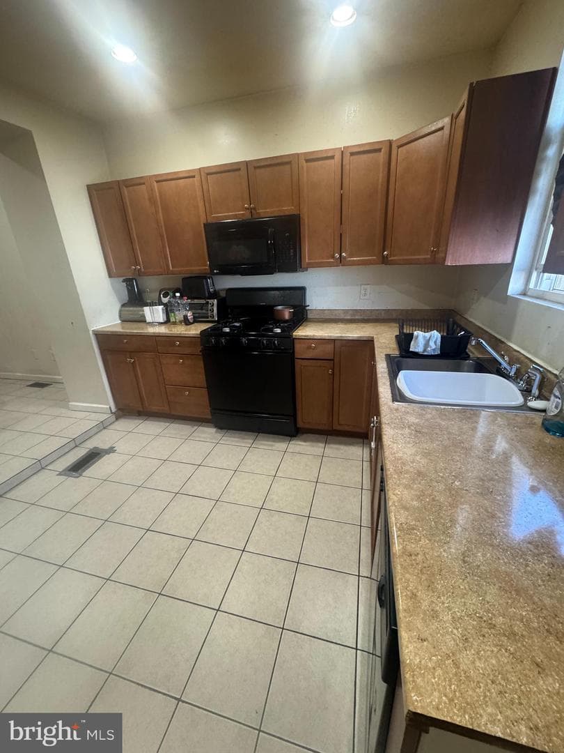 2404 E Madison Street photo 3