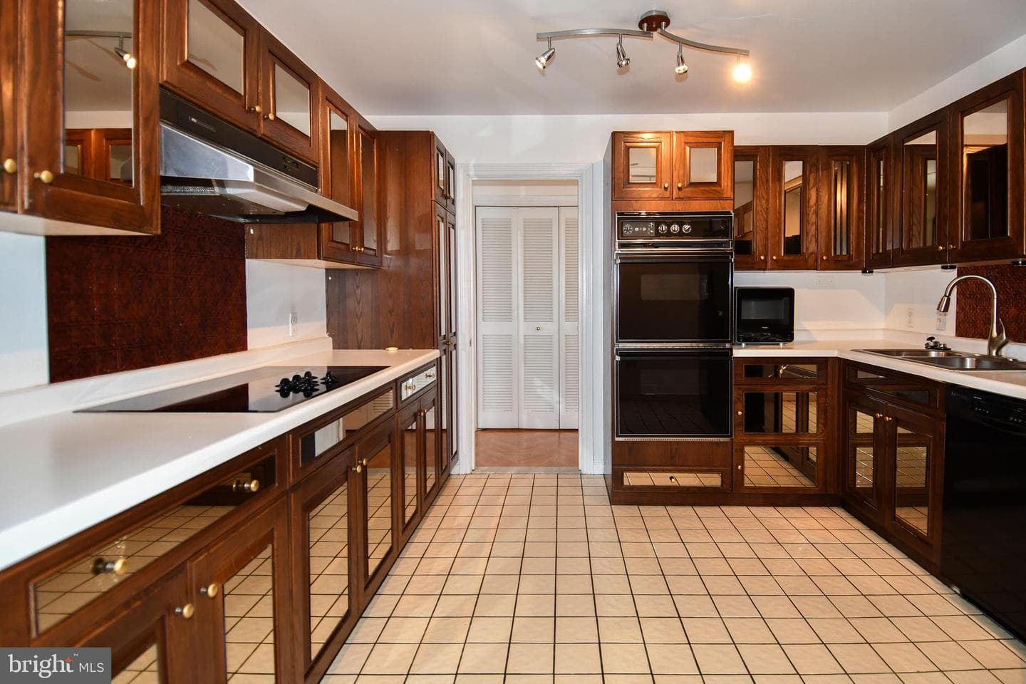 10 E Lee Street #809 photo 56