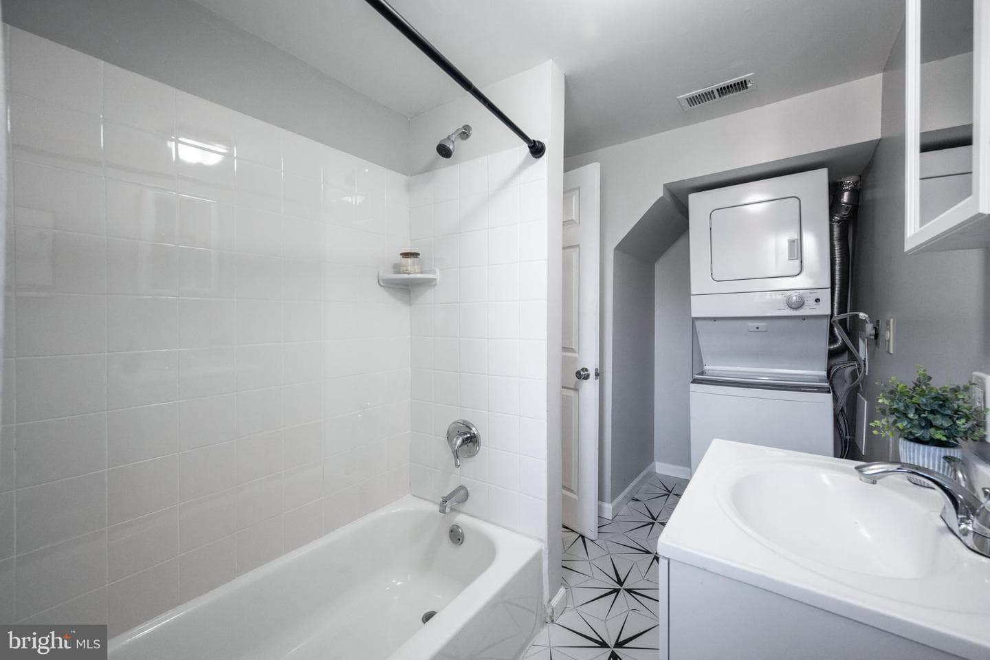 1028 W Cross Street photo 17