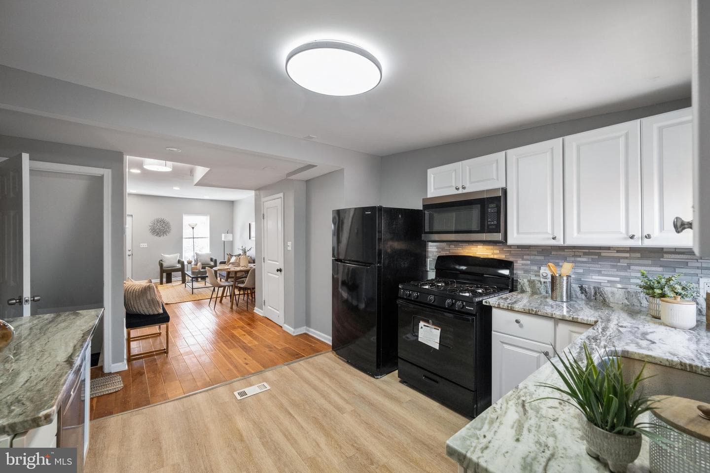 1028 W Cross Street photo 2