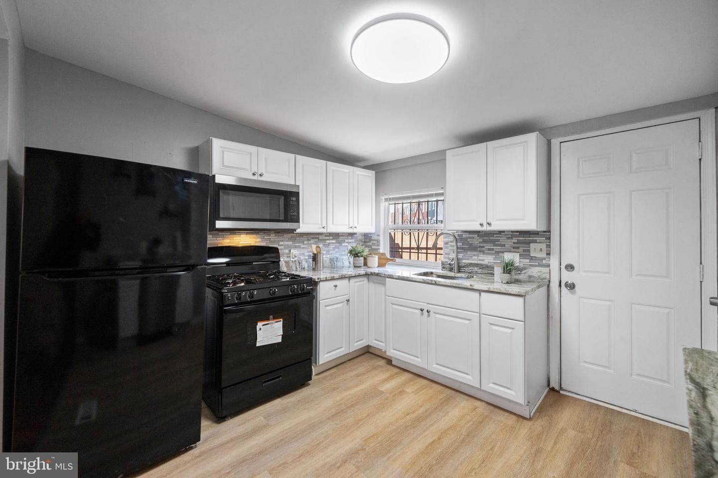 1028 W Cross Street photo 4