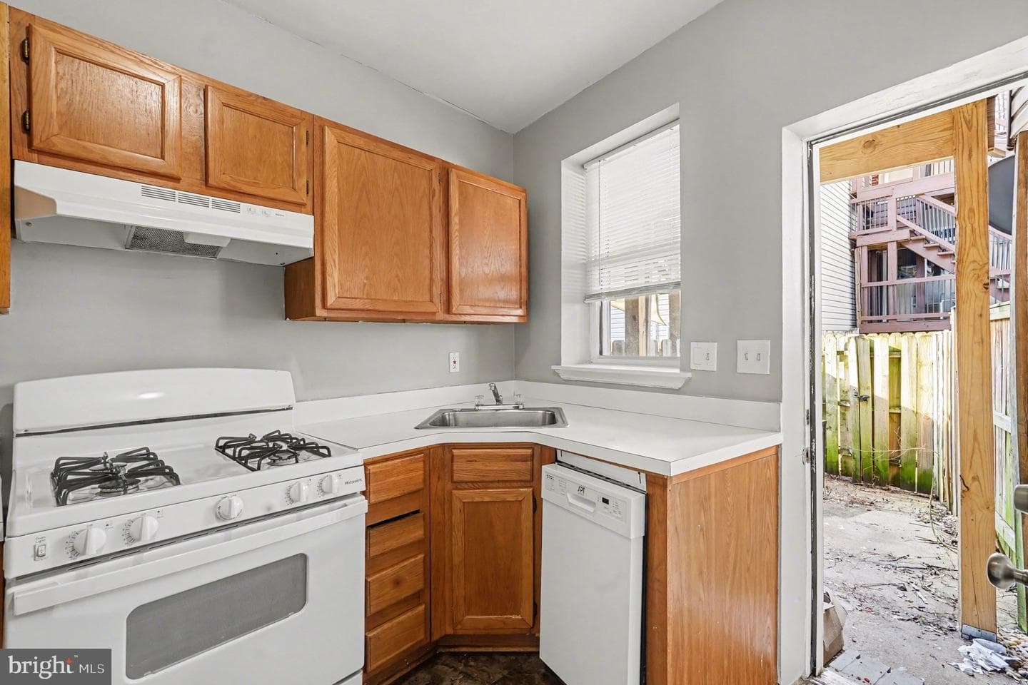 613 Harvey Street photo 11