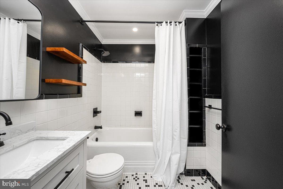 1 E Chase Street #1008 photo 15