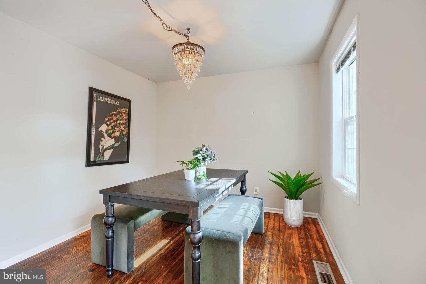 1057 W Barre Street photo 11