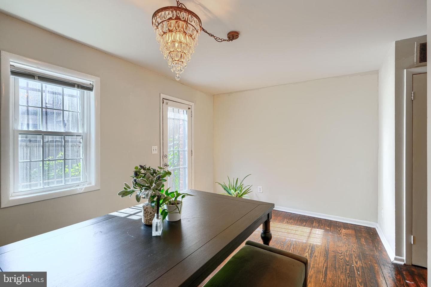 1057 W Barre Street photo 13