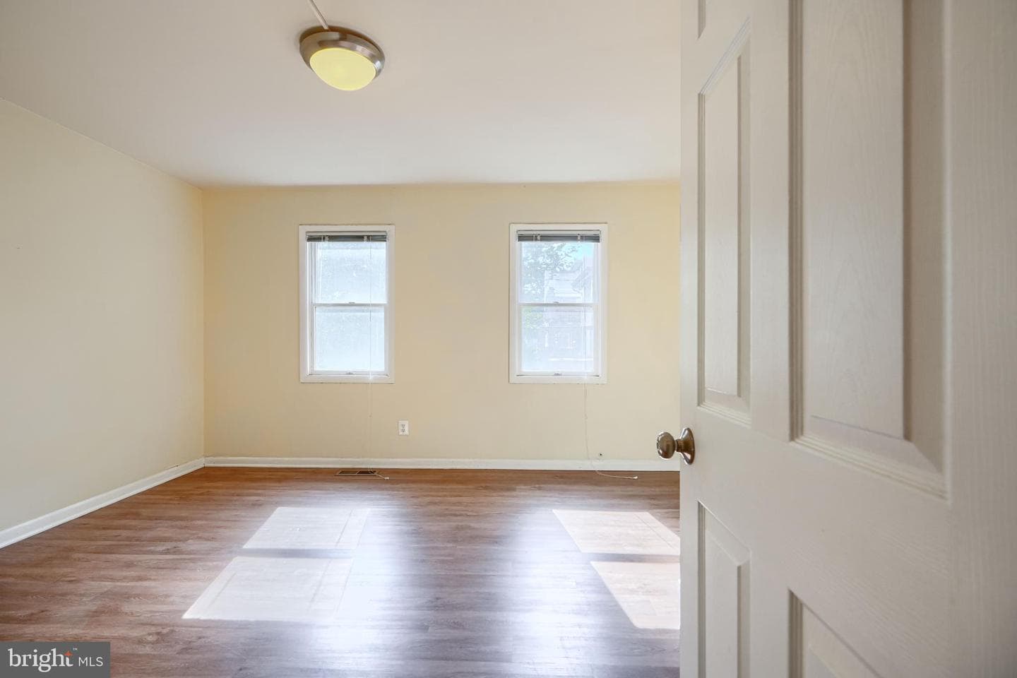 1057 W Barre Street photo 24