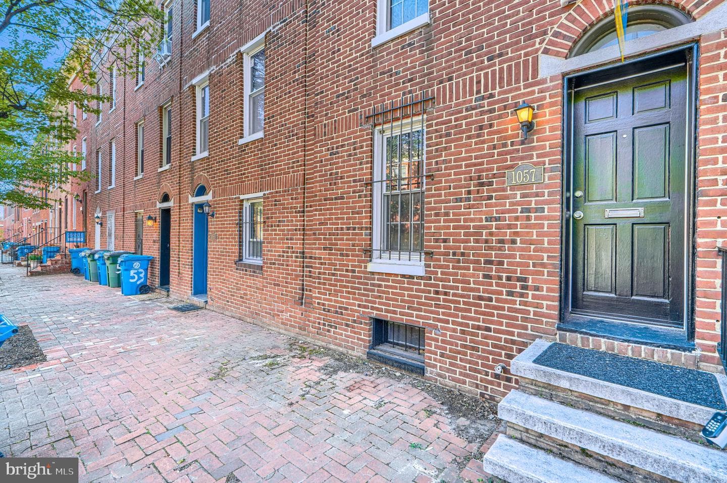 1057 W Barre Street photo 3