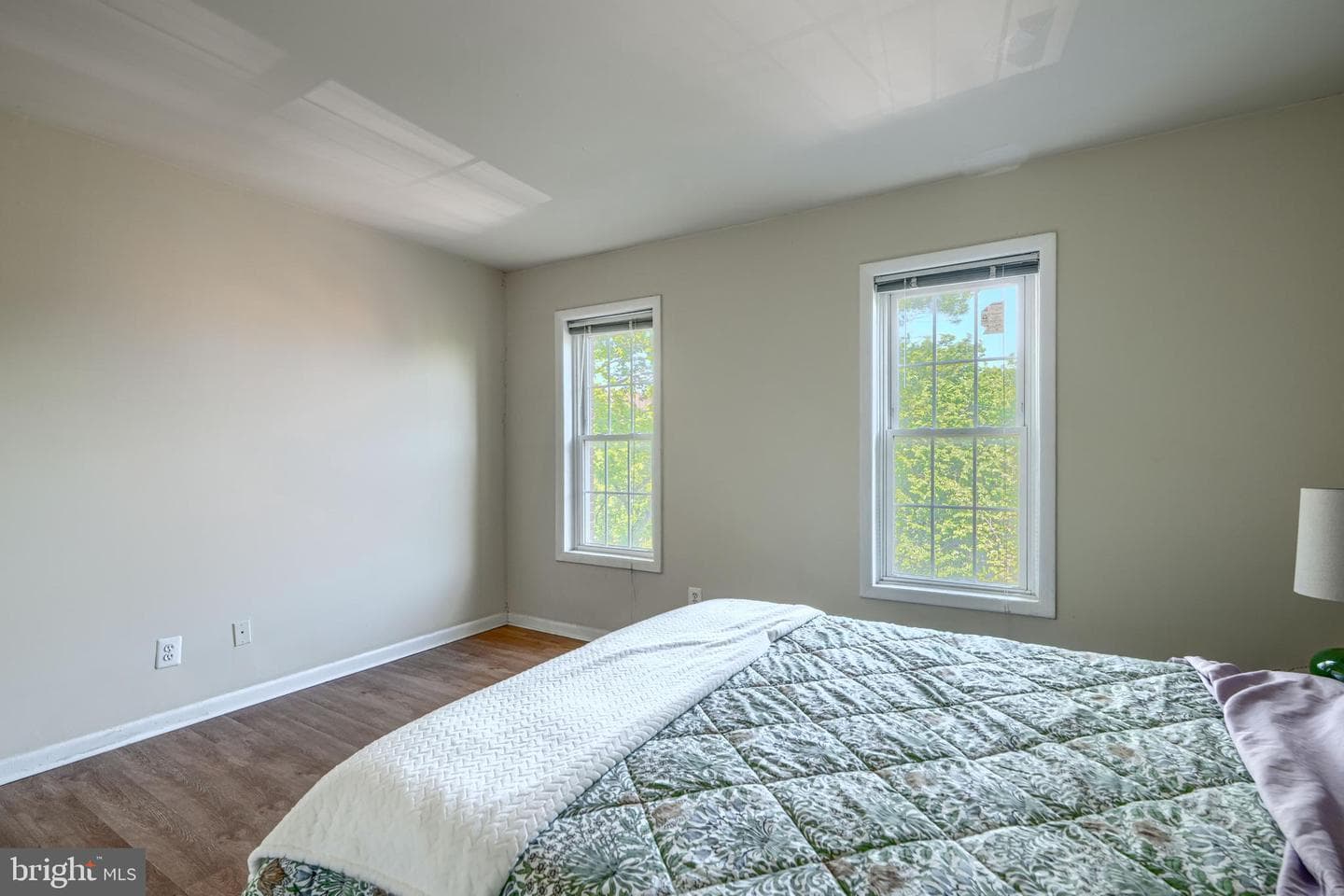 1057 W Barre Street photo 30
