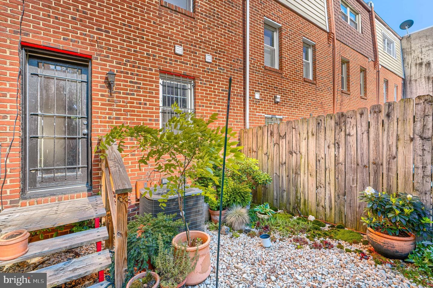 1057 W Barre Street photo 37