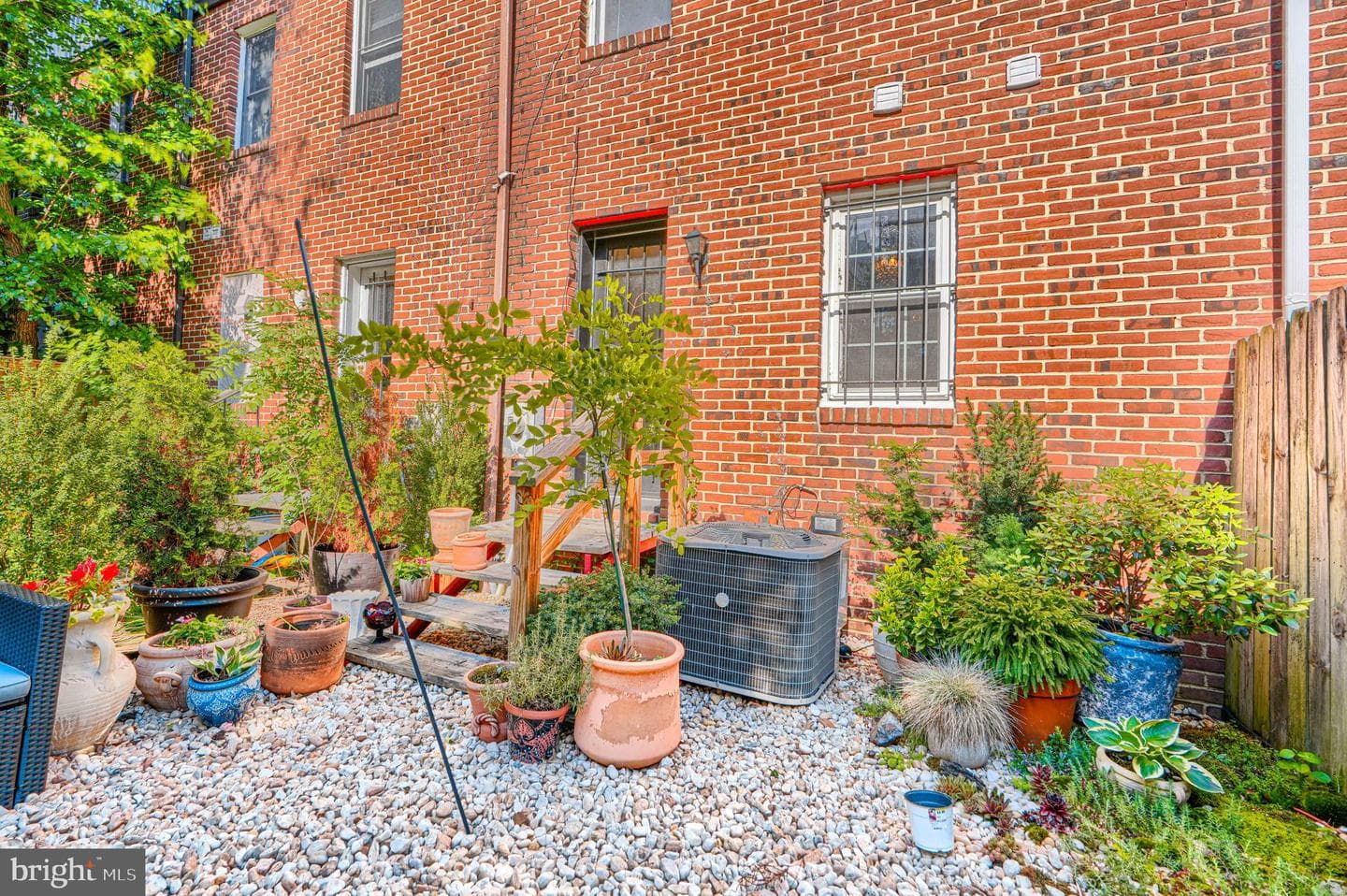 1057 W Barre Street photo 38
