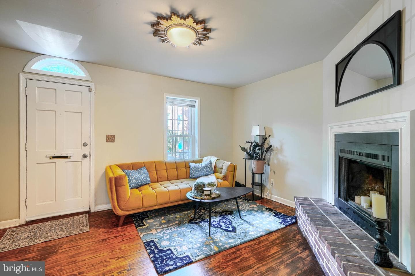 1057 W Barre Street photo 4