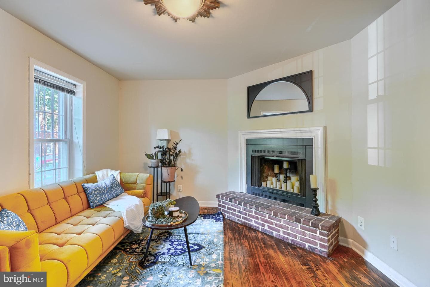 1057 W Barre Street photo 5