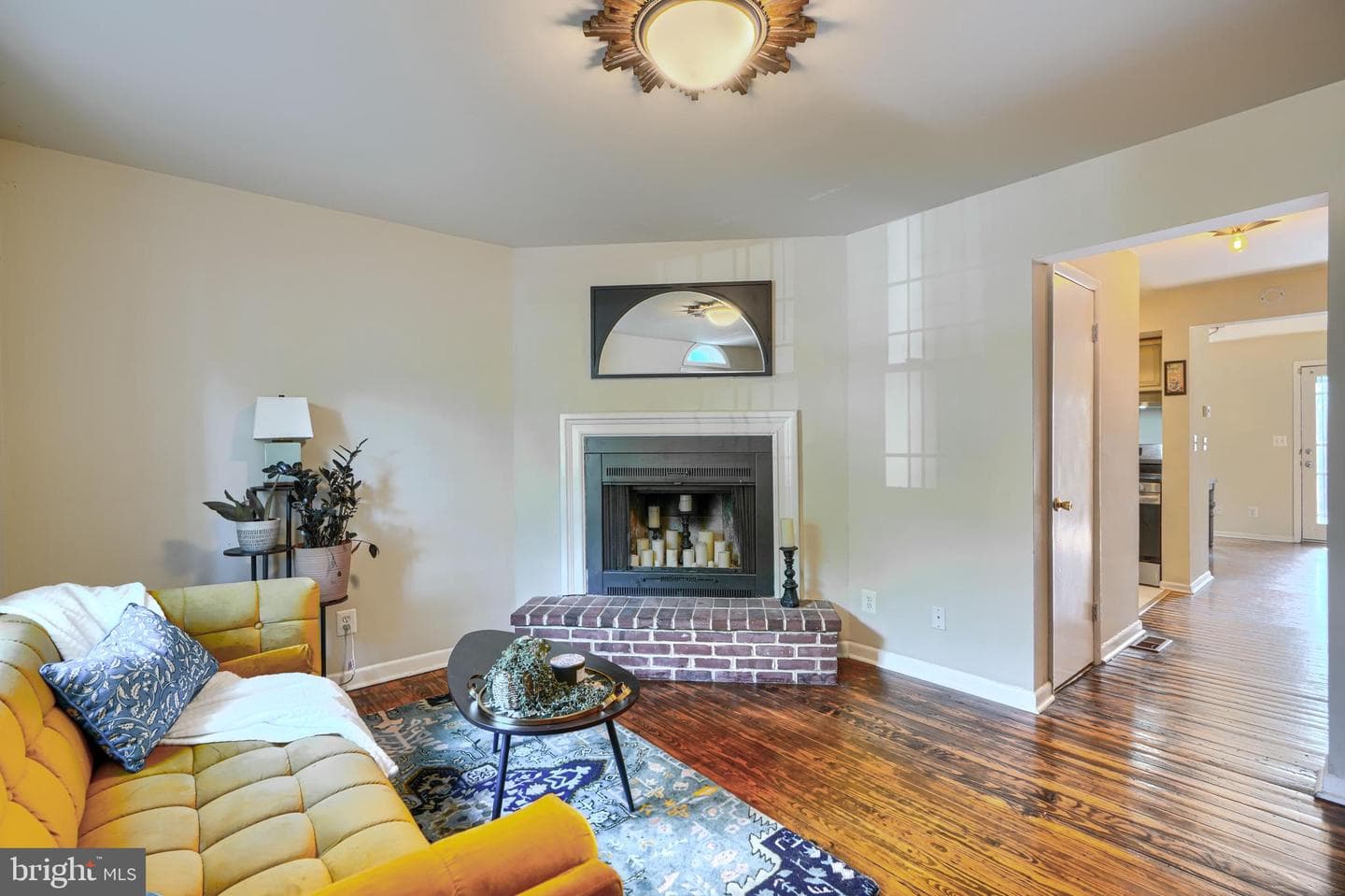 1057 W Barre Street photo 6