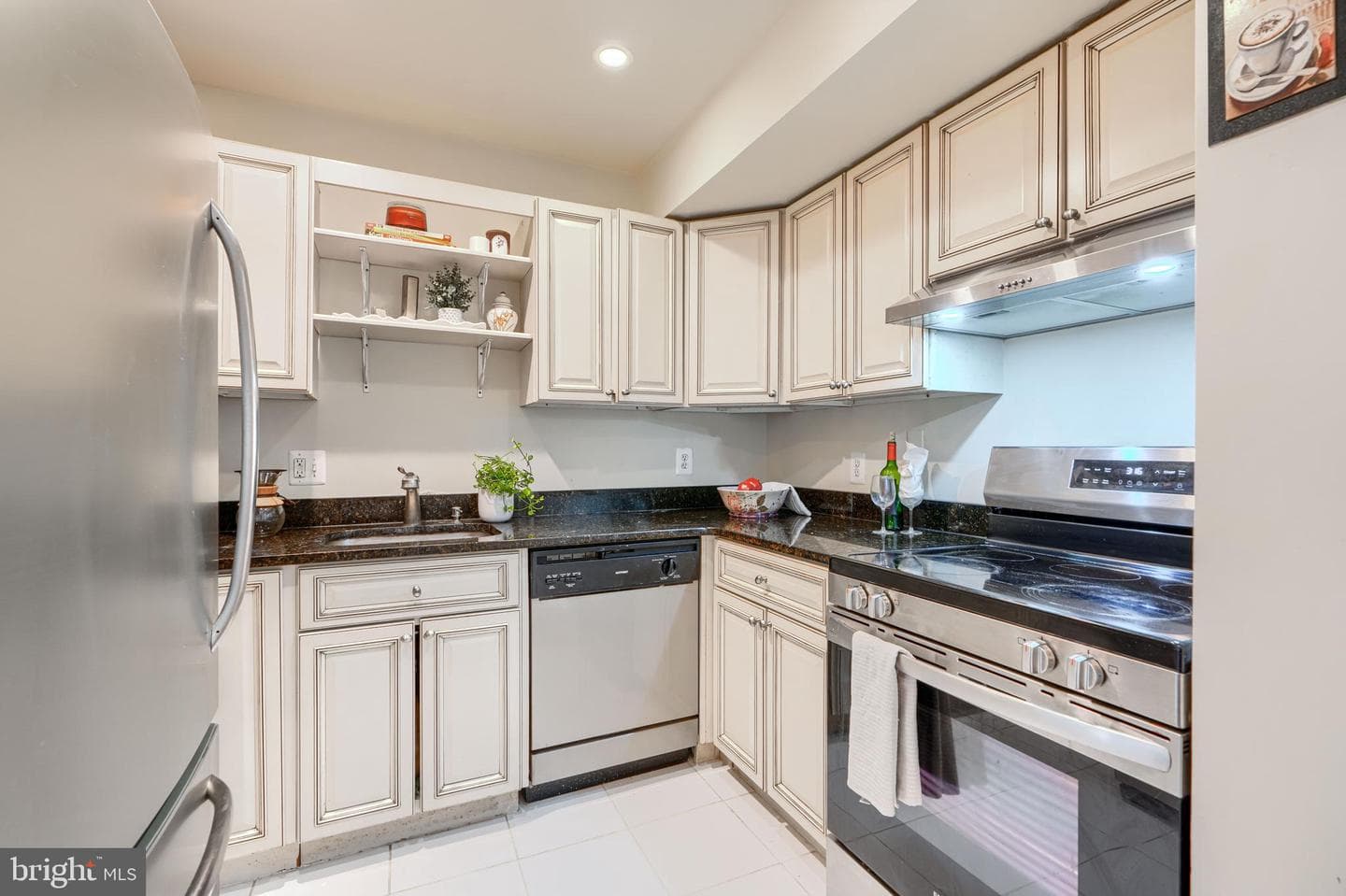 1057 W Barre Street photo 8