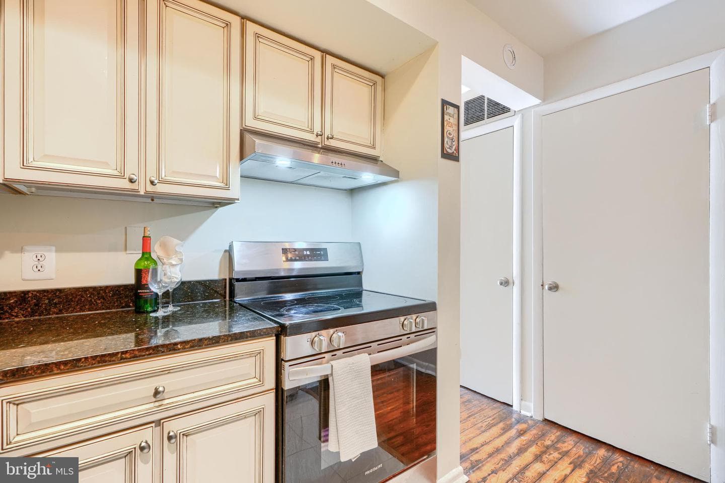 1057 W Barre Street photo 9