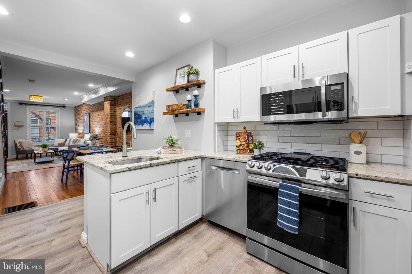 644 E Clement Street photo 11