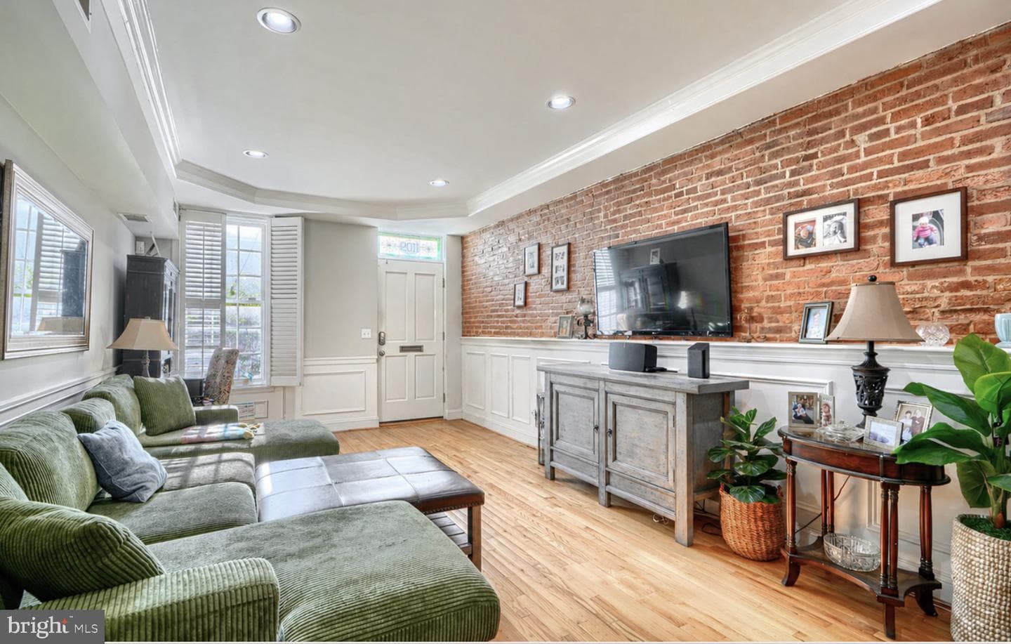 1109 William Street photo 3