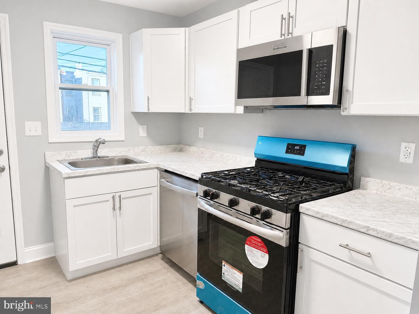3026 Kenyon Avenue photo 8