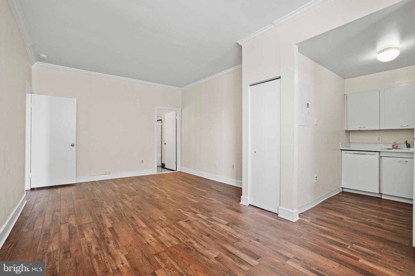 1 E Chase Street #401 photo 8