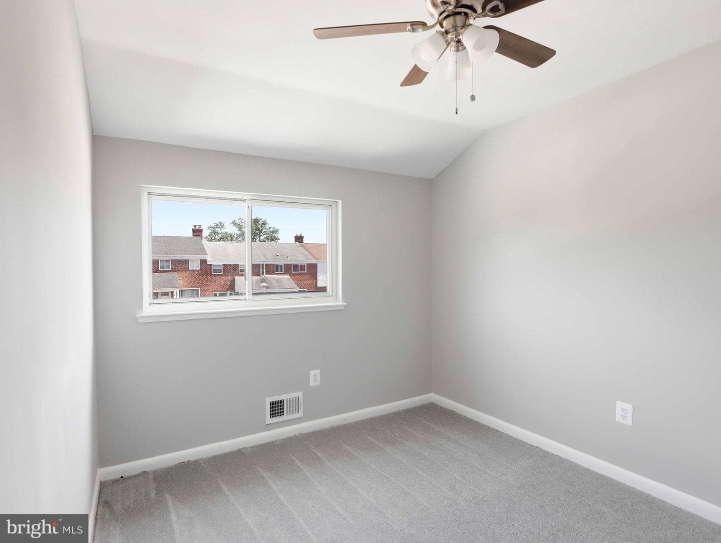 642 Queensgate Road photo 14