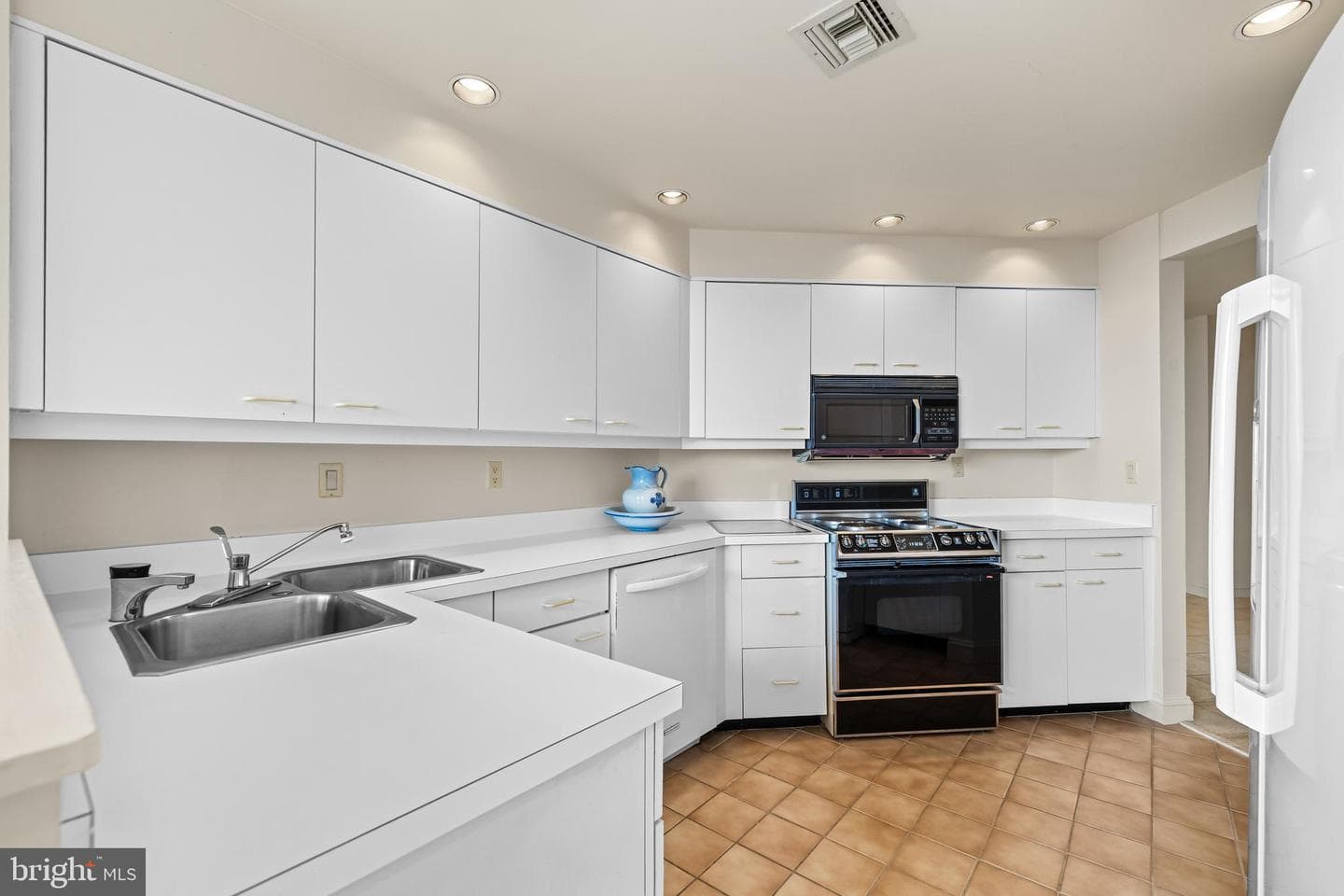 3704 N Charles Street #1403 photo 16