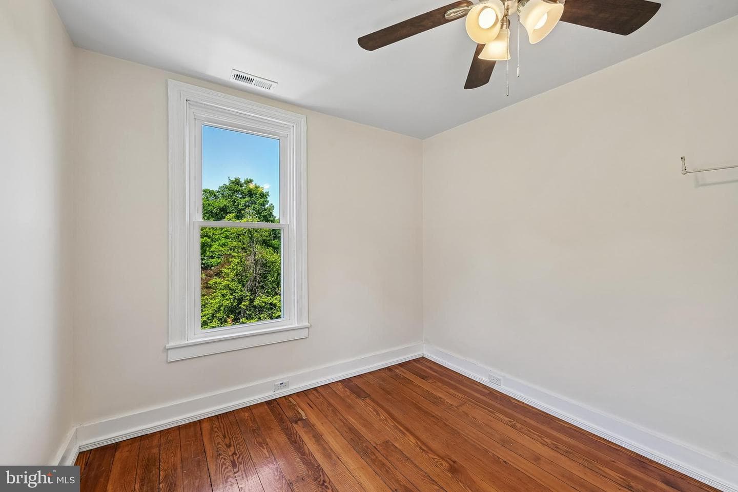 5702 Falls Road photo 32