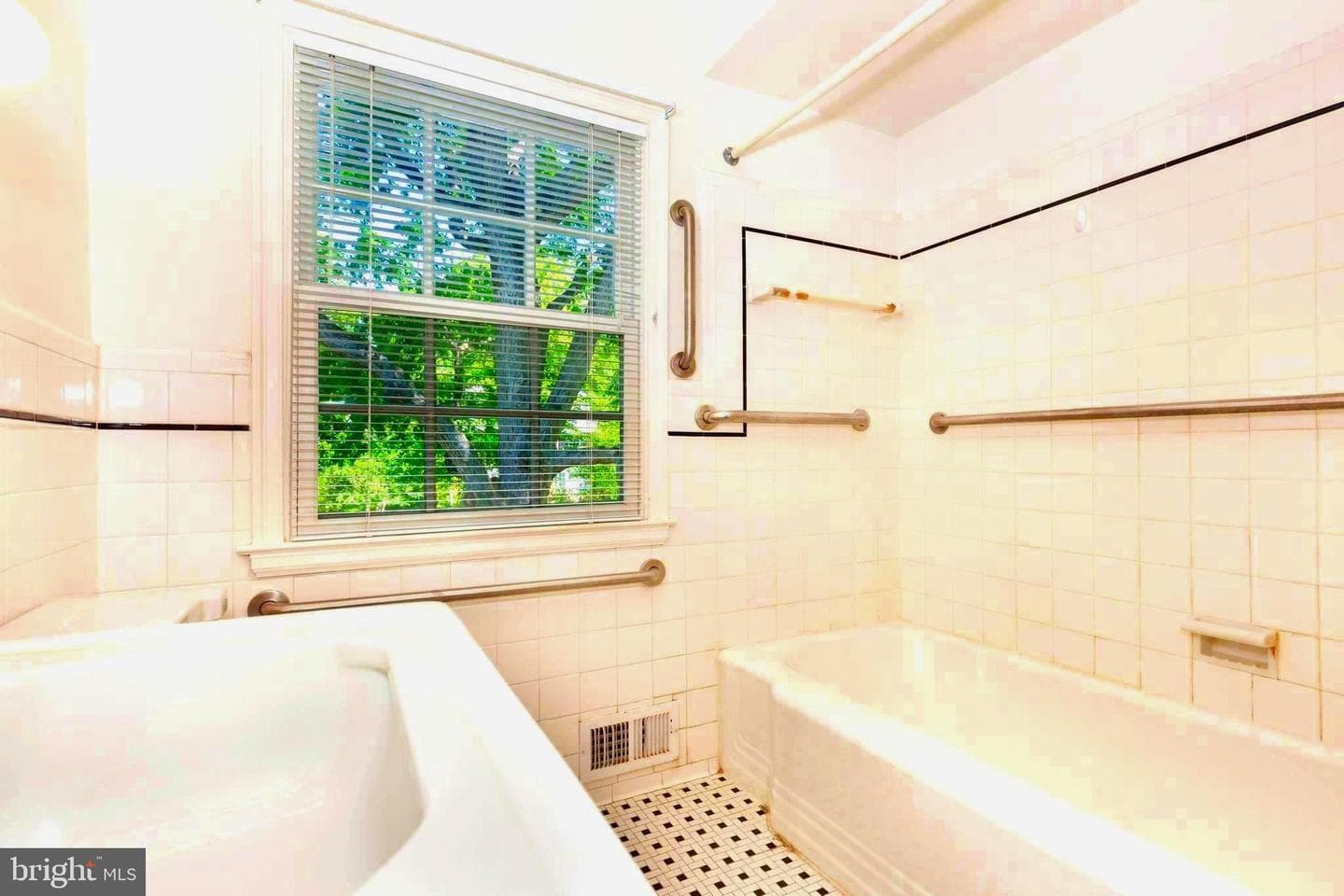 323 Broadmoor Road photo 19