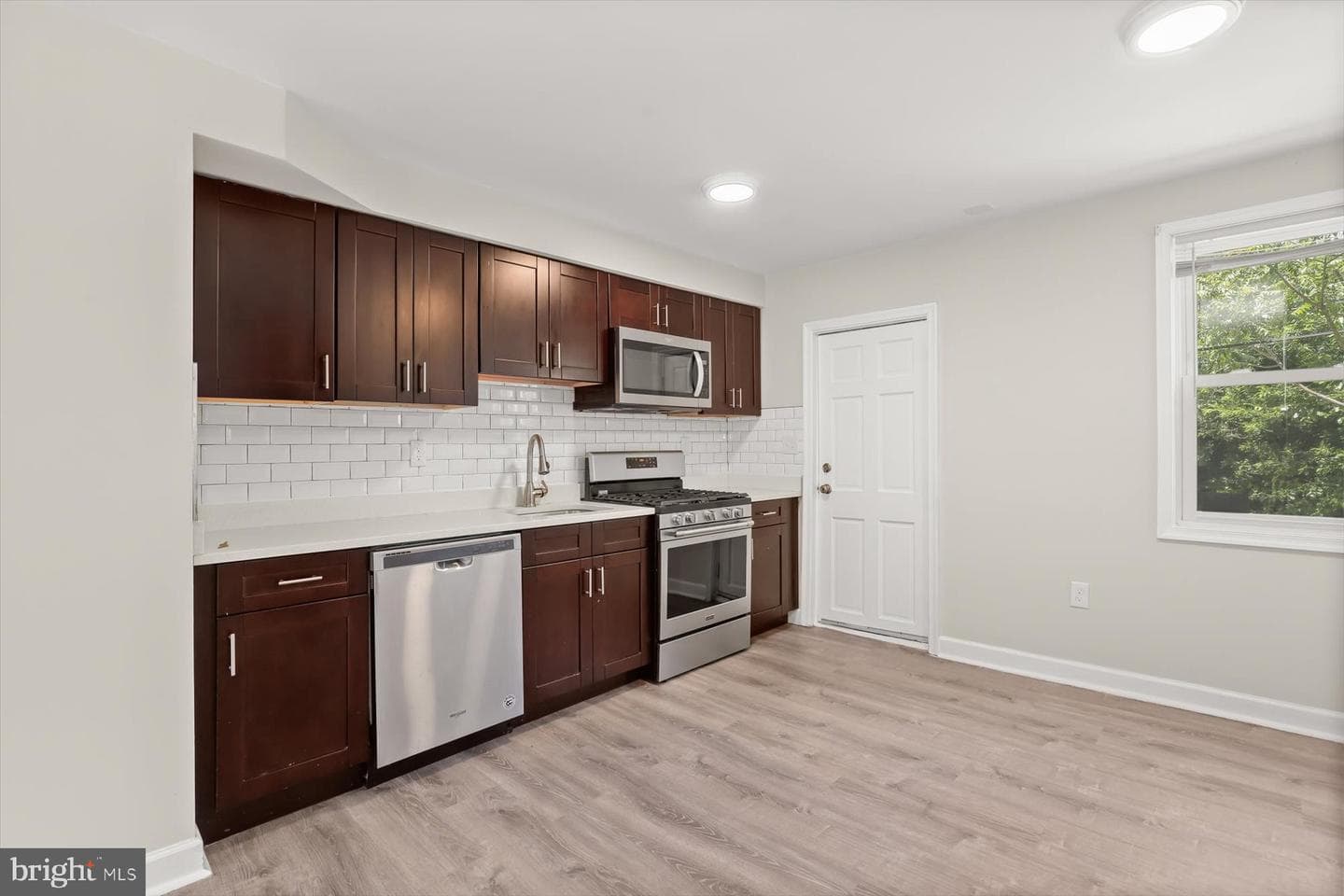 1044 Ellicott Driveway photo 6