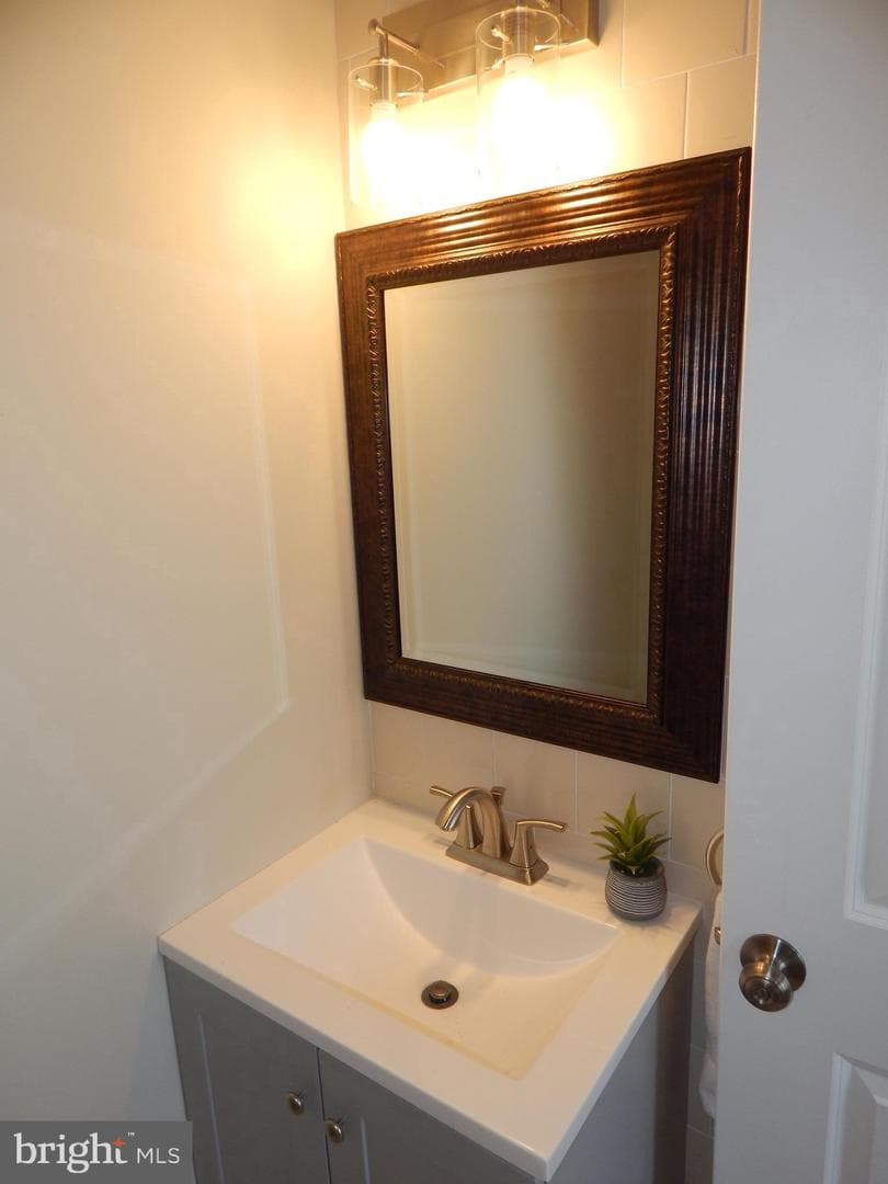 3042 E Monument Street photo 21
