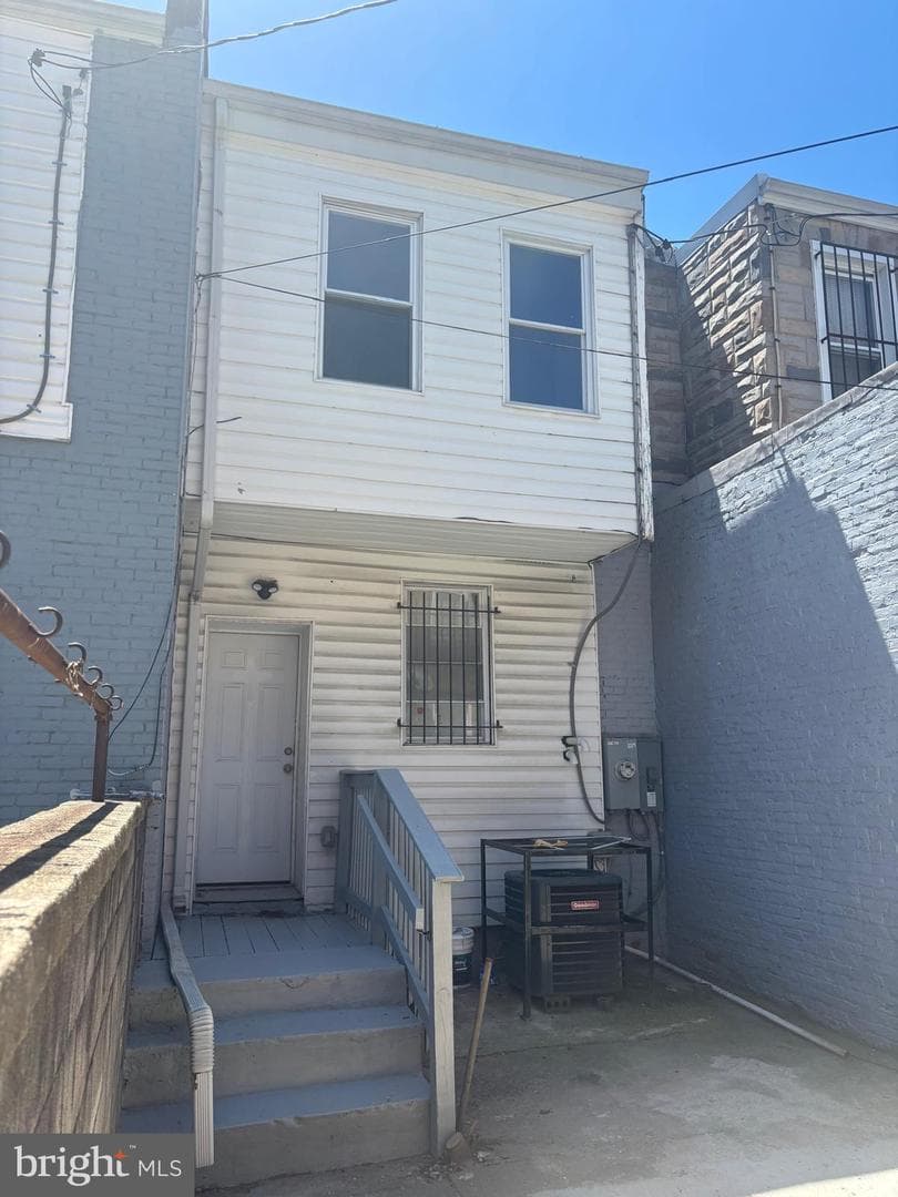 2328 E Madison Street photo 9