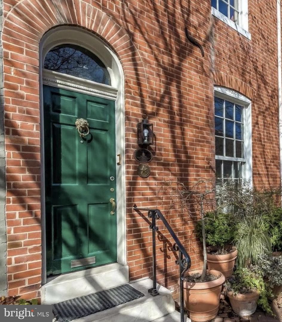 832 William Street photo 3