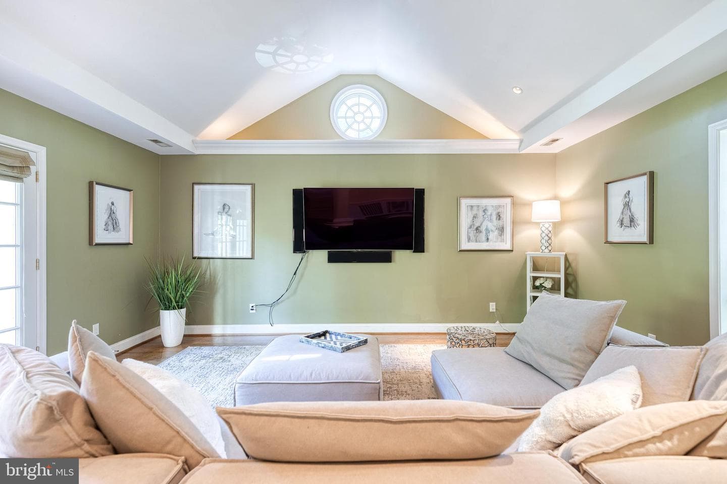 114 Castlewood Road photo 29