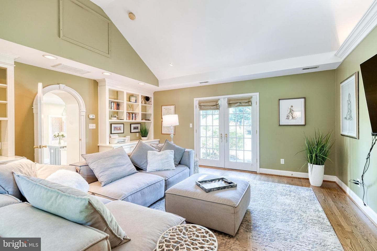 114 Castlewood Road photo 32