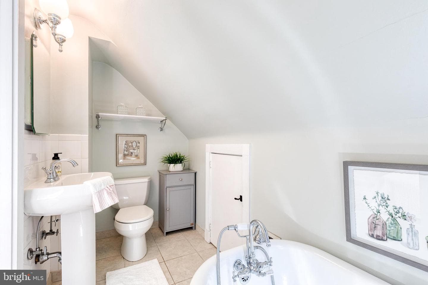 114 Castlewood Road photo 48